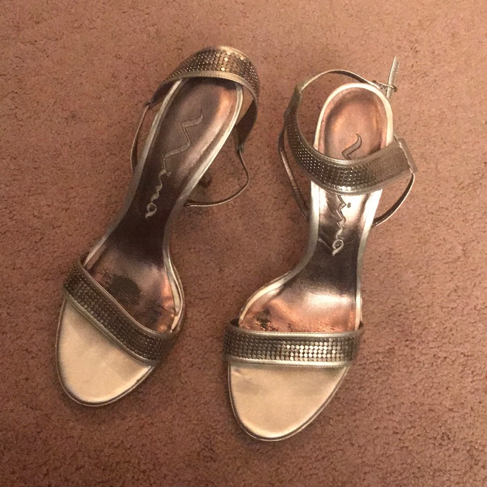 Sparkly silver sandal heel! 💃🏽